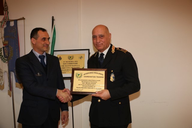 Consegna Targa al Com. dott. M. Orlando